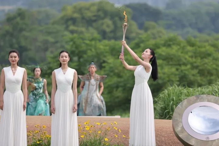 1686896266637941.jpg 亚运采集火种.jpg